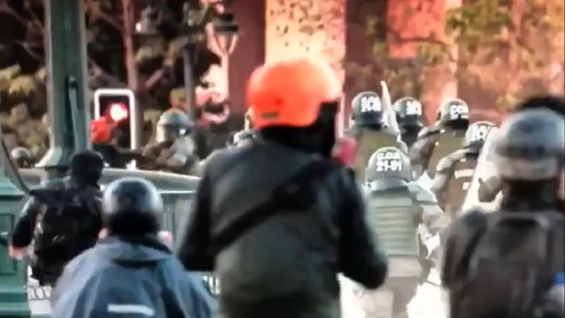 Un agente lanza al río a un menor que se manifestaba en Chile