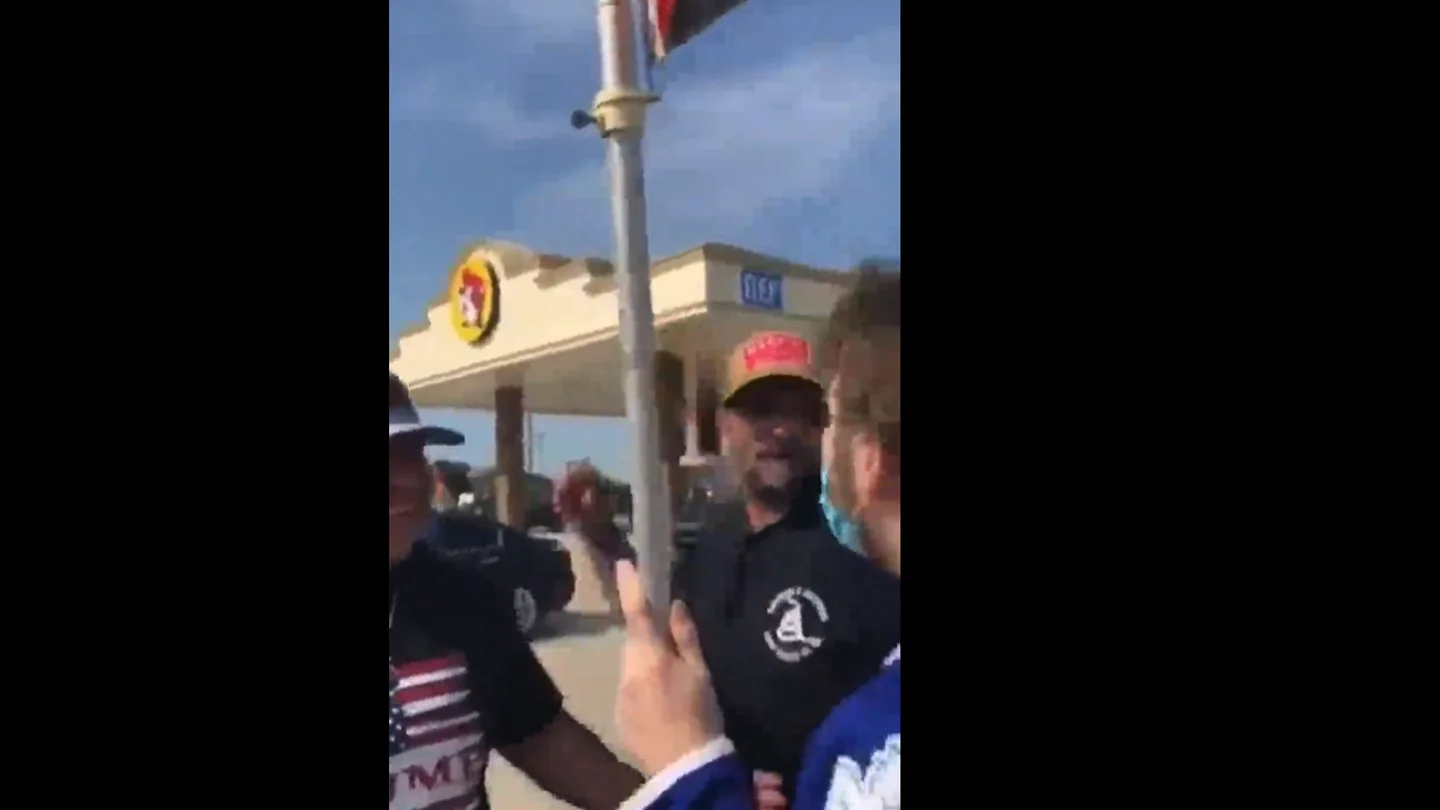 Momento de la agresión de un seguidor de Trump a un manifestante en Denton Momento de la agresión de un seguidor de Trump a un manifestante en Denton