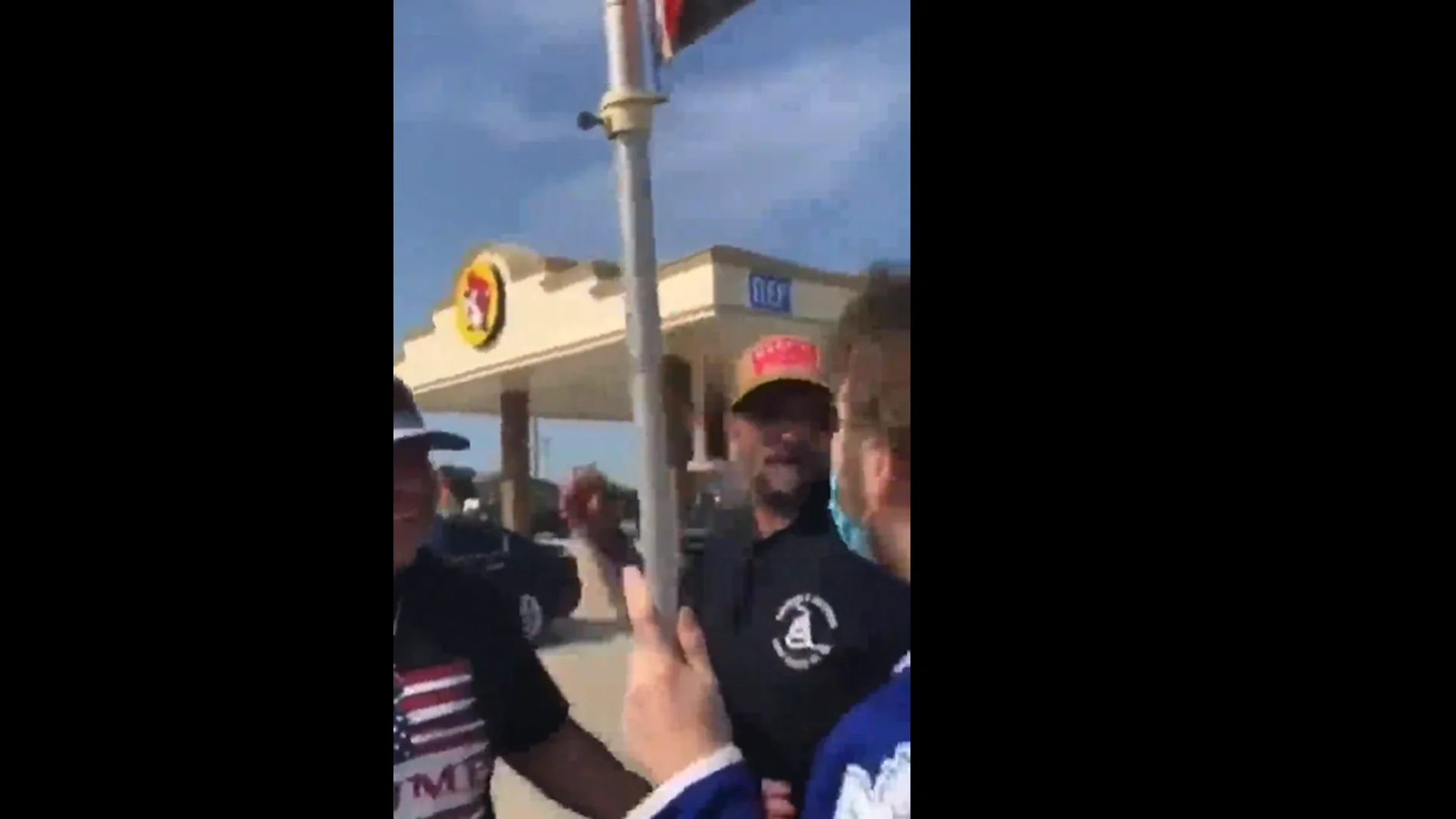 Momento de la agresión de un seguidor de Trump a un manifestante en Denton