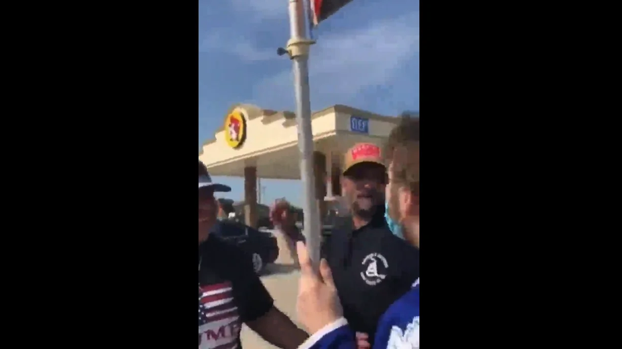 Momento de la agresión de un seguidor de Trump a un manifestante en Denton Momento de la agresión de un seguidor de Trump a un manifestante en Denton