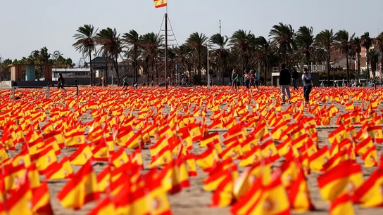 Imagen de las banderas colocadas en una playa de Valencia en homenaje a las víctimas del COVID-19 Imagen de las banderas colocadas en una playa de Valencia en homenaje a las víctimas del COVID-19