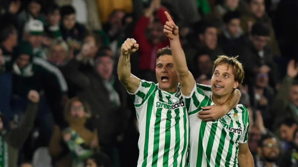 Sergio Canales y Joaquín, en un partido ante el Betis.