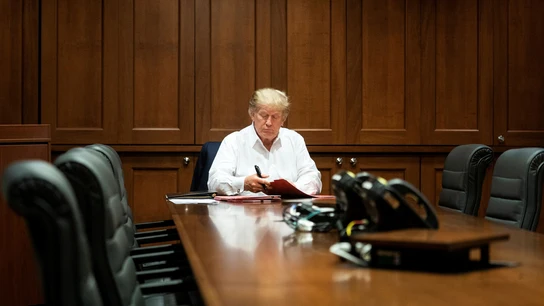 Donald Trump, en una reunión mientras recibe tratamiento por COVID-19 Donald Trump, en una reunión mientras recibe tratamiento por COVID-19