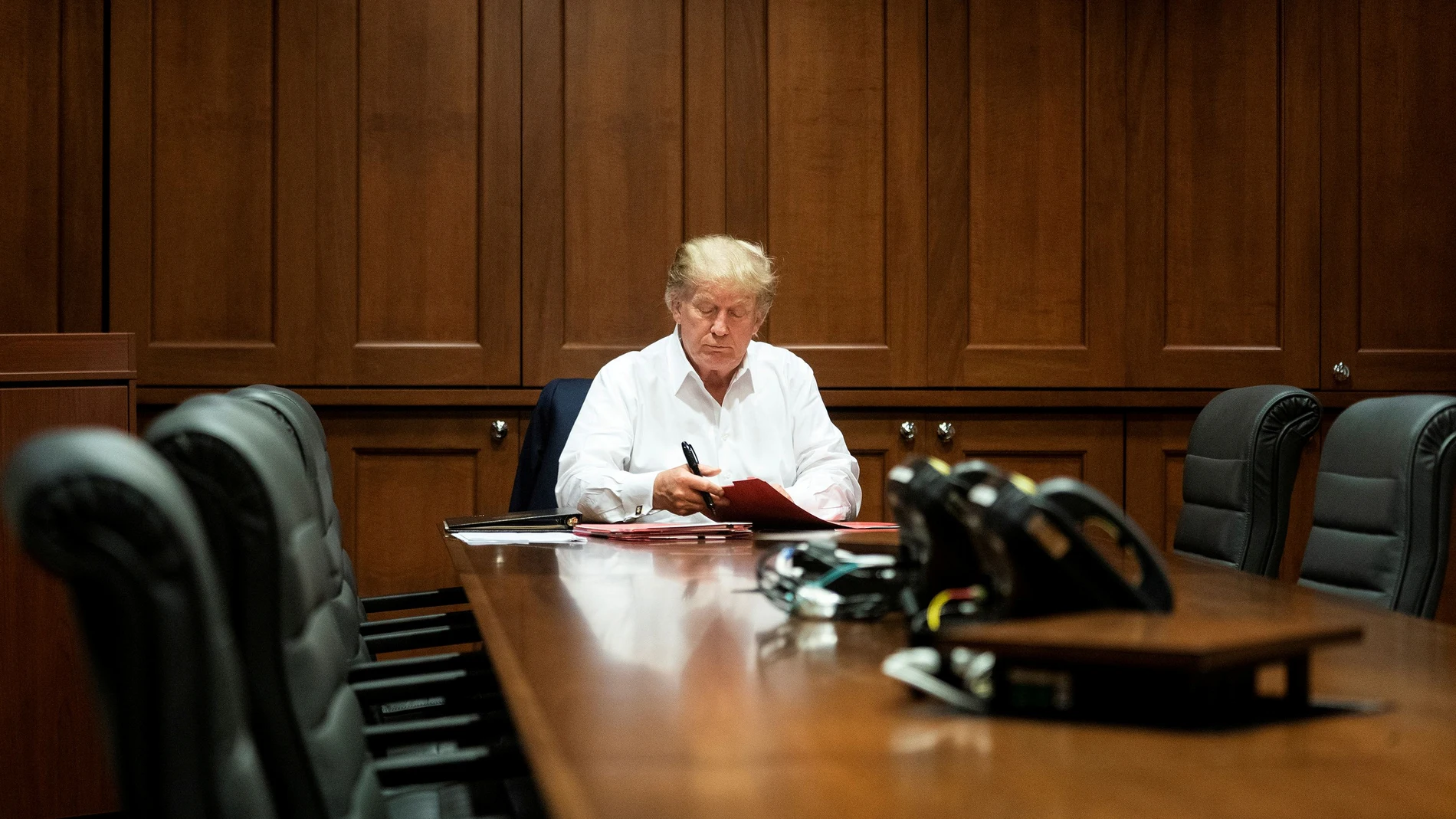 Donald Trump, en una reunión mientras recibe tratamiento por COVID-19