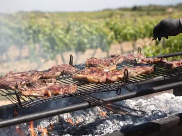 Chuletillas al sarmiento entre viñedos Chuletillas al sarmiento entre viñedos