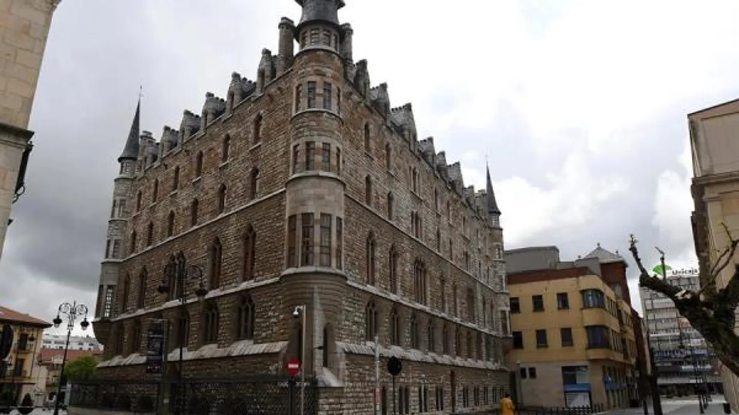 Vista del Edificio Botines en León Vista del Edificio Botines en León