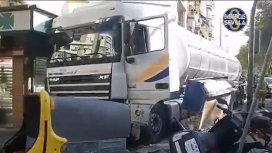 El camión ha chocado contra una farola que ha caído sobre un peatón. El camión ha chocado contra una farola que ha caído sobre un peatón.