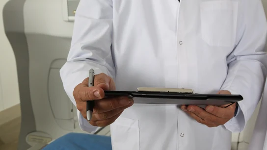 Médico con análisis Médico con análisis