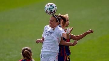 Asllani lucha por un balón