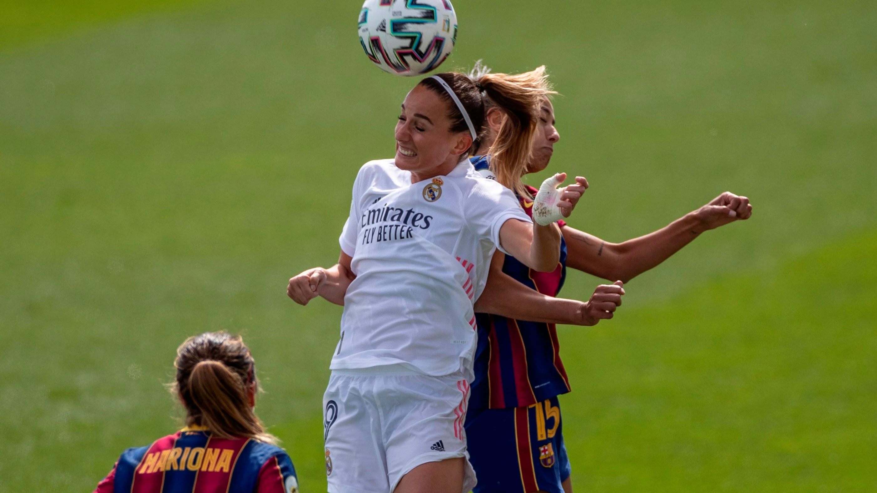 Asllani lucha por un balón