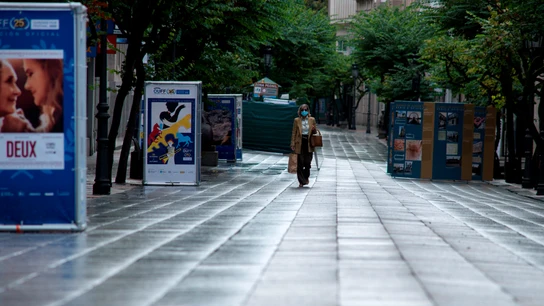 Una mujer camina por la céntrica calle del Paseo completamente vacía, en Ourense Una mujer camina por la céntrica calle del Paseo completamente vacía, en Ourense