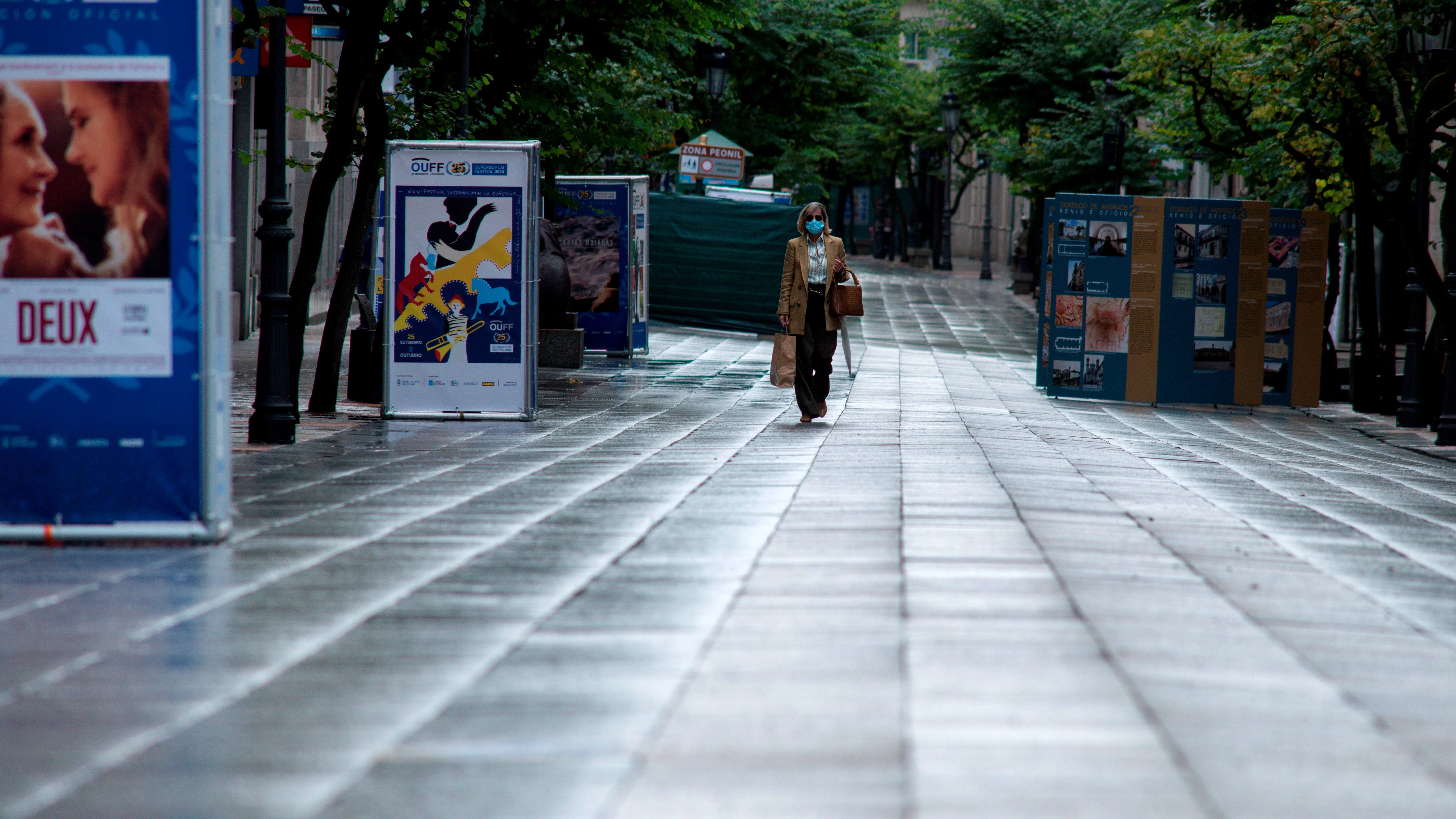 Una mujer camina por la céntrica calle del Paseo completamente vacía, en Ourense