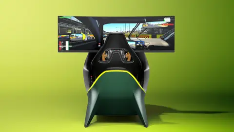 Cuenta con cockpit, pantalla de grandes dimensiones, ordenador, volante y pedalera AMR-C01
