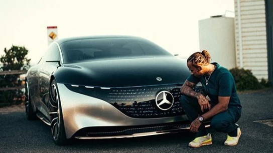 Lewis Hamilton, con su coche eléctrico Lewis Hamilton, con su coche eléctrico