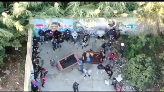 Desalojan una fiesta clandestina de más de 50 personas en una fábrica abandonada de Benimaclet, Valencia Desalojan una fiesta clandestina de más de 50 personas en una fábrica abandonada de Benimaclet, Valencia