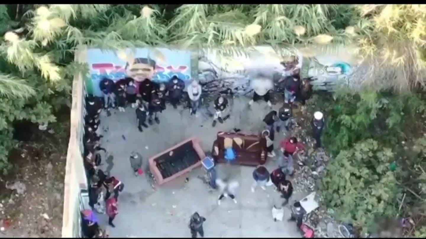Desalojan una fiesta clandestina de más de 50 personas en una fábrica abandonada de Benimaclet, Valencia Desalojan una fiesta clandestina de más de 50 personas en una fábrica abandonada de Benimaclet, Valencia