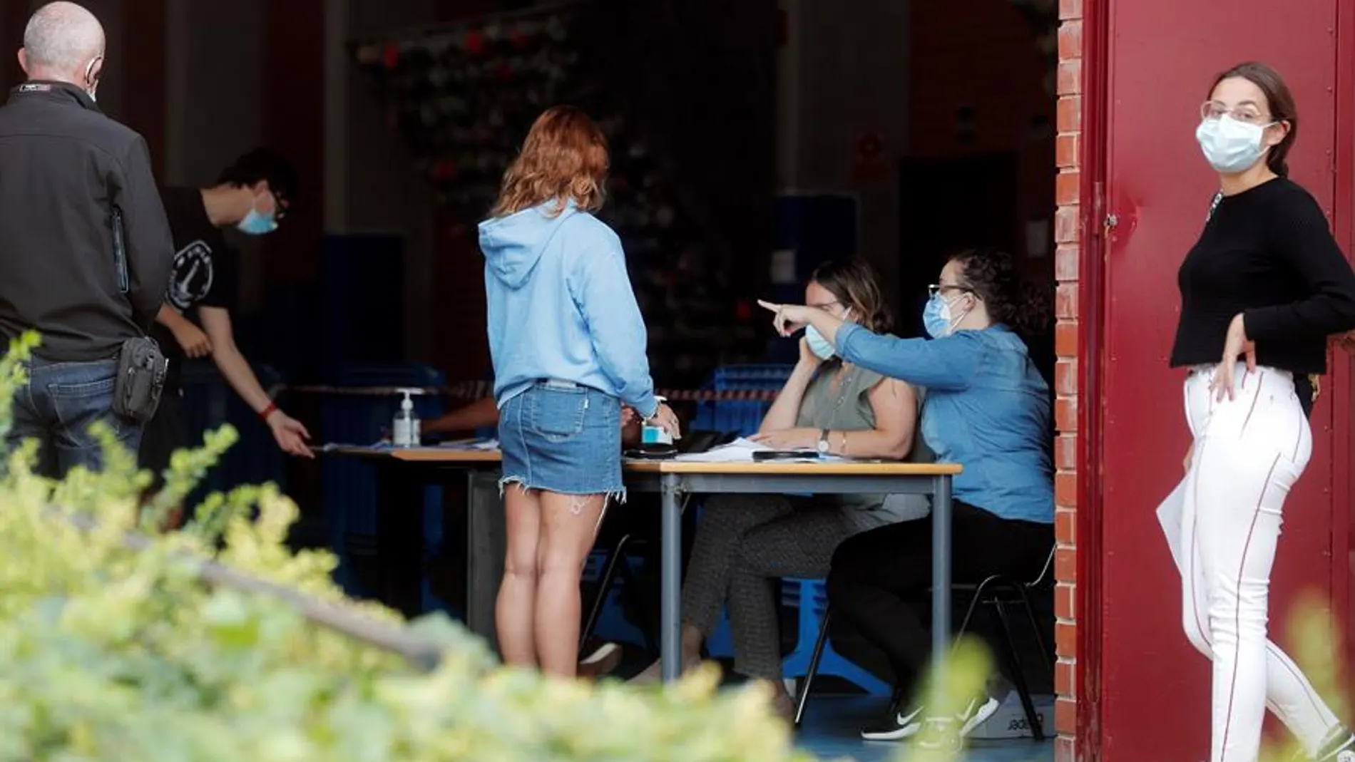 Realizan test de coronavirus a cientos de estudiantes por un brote en un colegio mayor