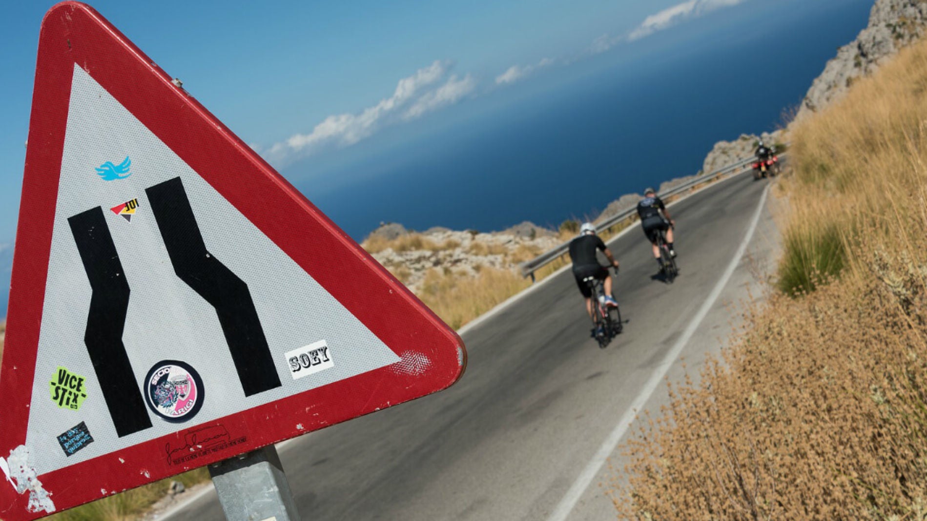 Adelantar en curva a un ciclista puede ser una maniobra delicada