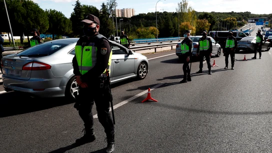 Agentes de la Policía Nacional contralan un acceso a la ciudad de Madrid (Archivo) Agentes de la Policía Nacional contralan un acceso a la ciudad de Madrid (Archivo)