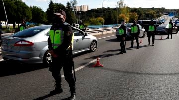 Agentes de la Policía Nacional contralan un acceso a la ciudad de Madrid (Archivo)