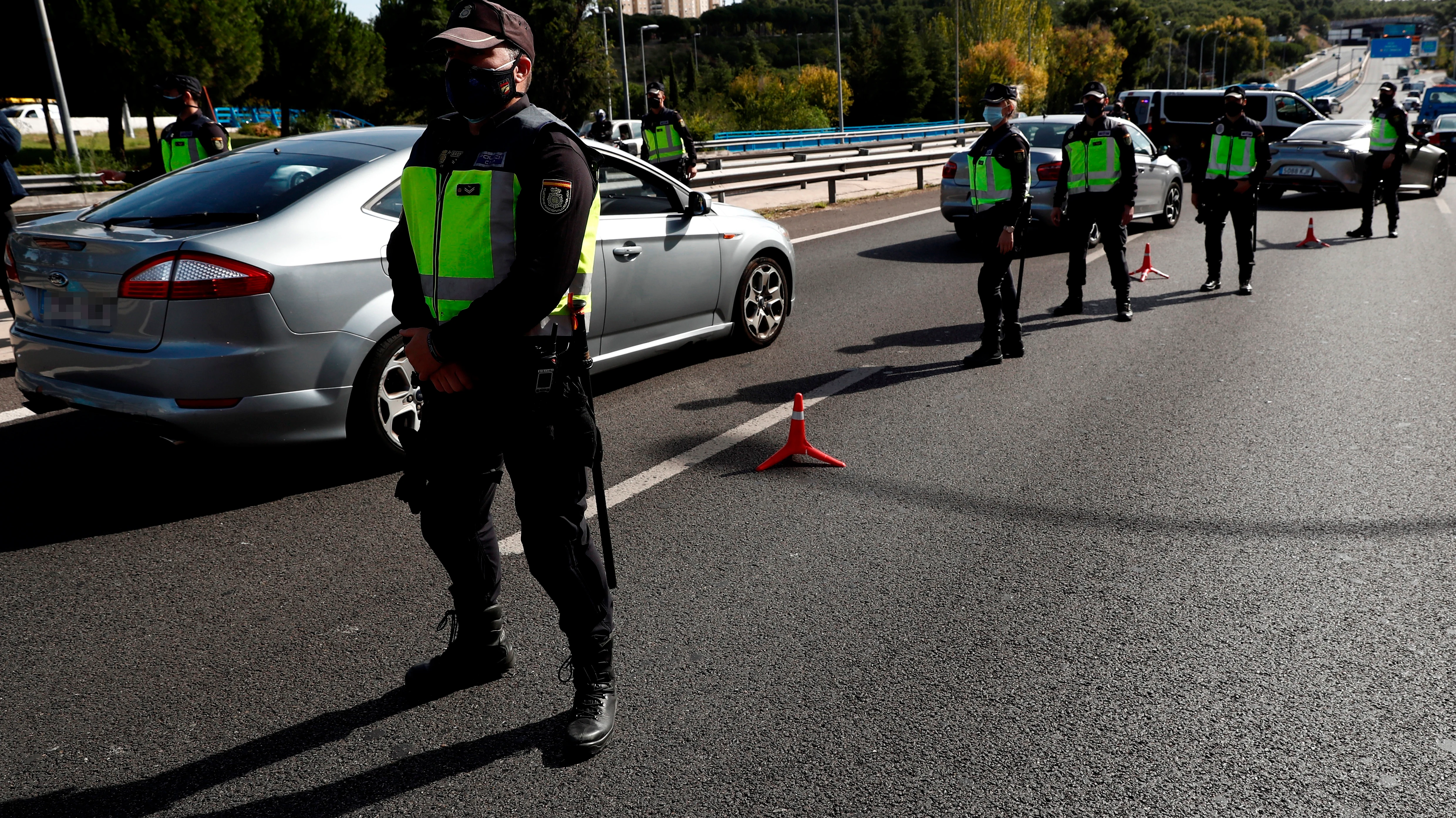 Agentes de la Policía Nacional contralan un acceso a la ciudad de Madrid (Archivo)