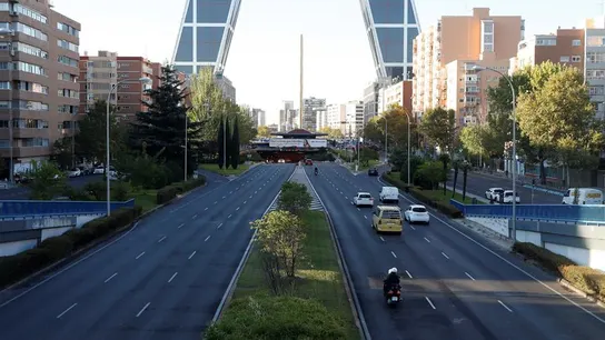 Vista del Paseo de la Castellana en Madrid, confinada perimetralmente Vista del Paseo de la Castellana en Madrid, confinada perimetralmente