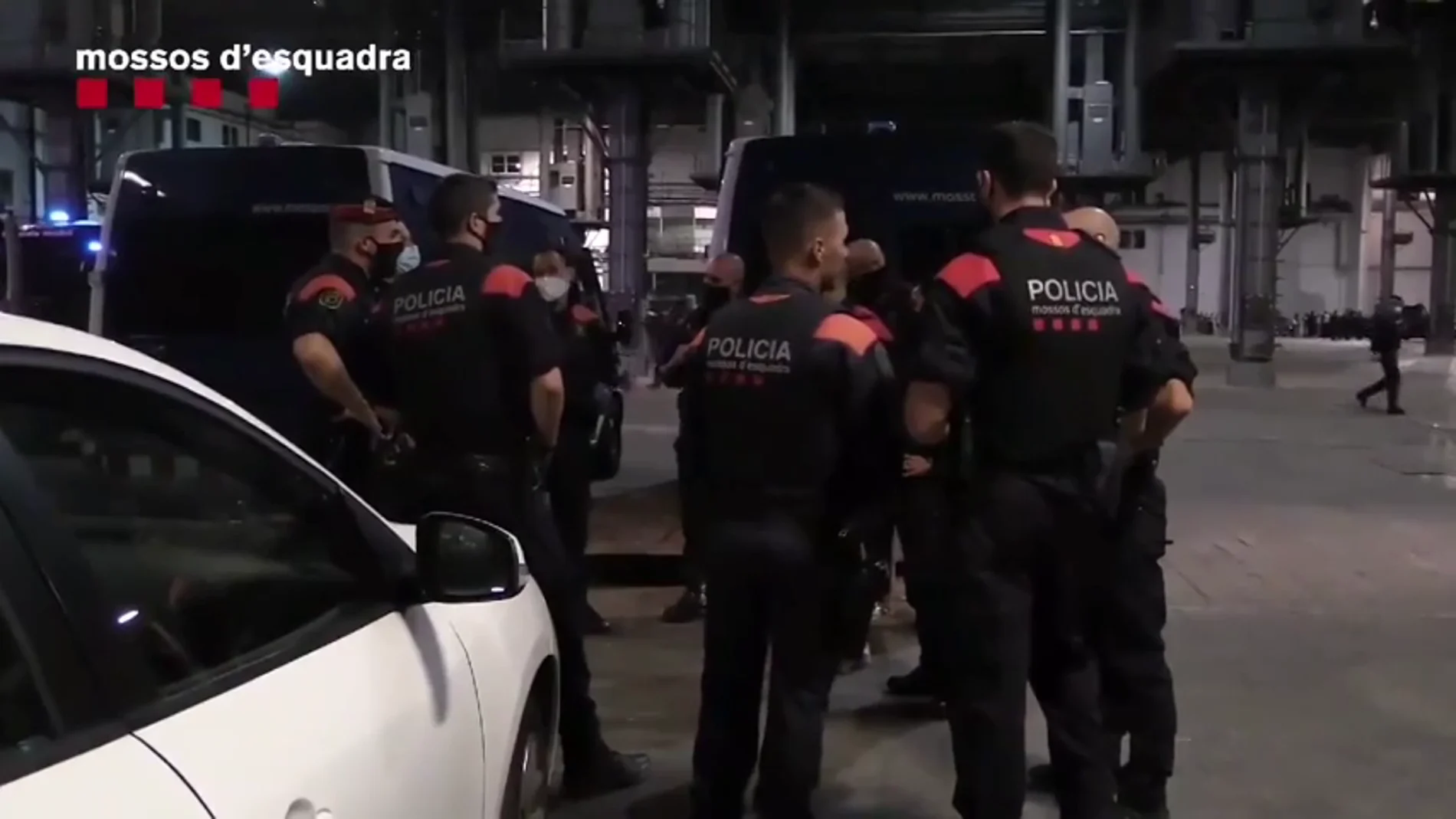 Las imágenes de una operación de los Mossos contra la venta de droga en El Raval (Barcelona)