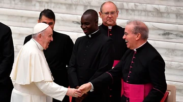 El papa saluda a su llegada a la Audiencia general, en el Vaticano