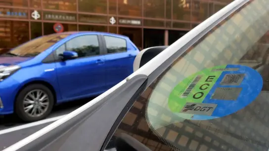 Así puedes conseguir la pegatina medioambiental de la DGT Así puedes conseguir la pegatina medioambiental de la DGT