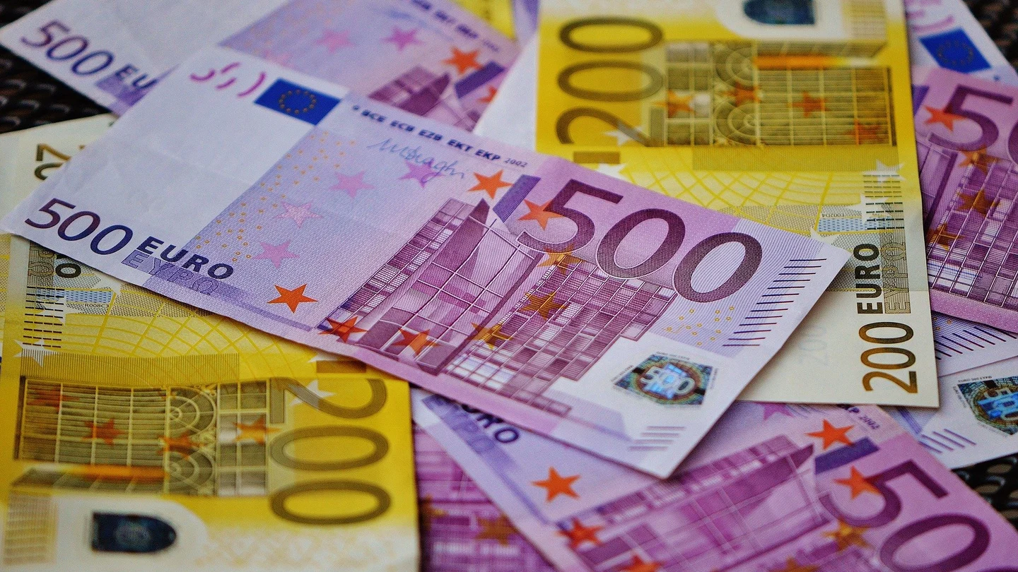 Billetes de 500 y 200 euros (Archivo) Billetes de 500 y 200 euros (Archivo)