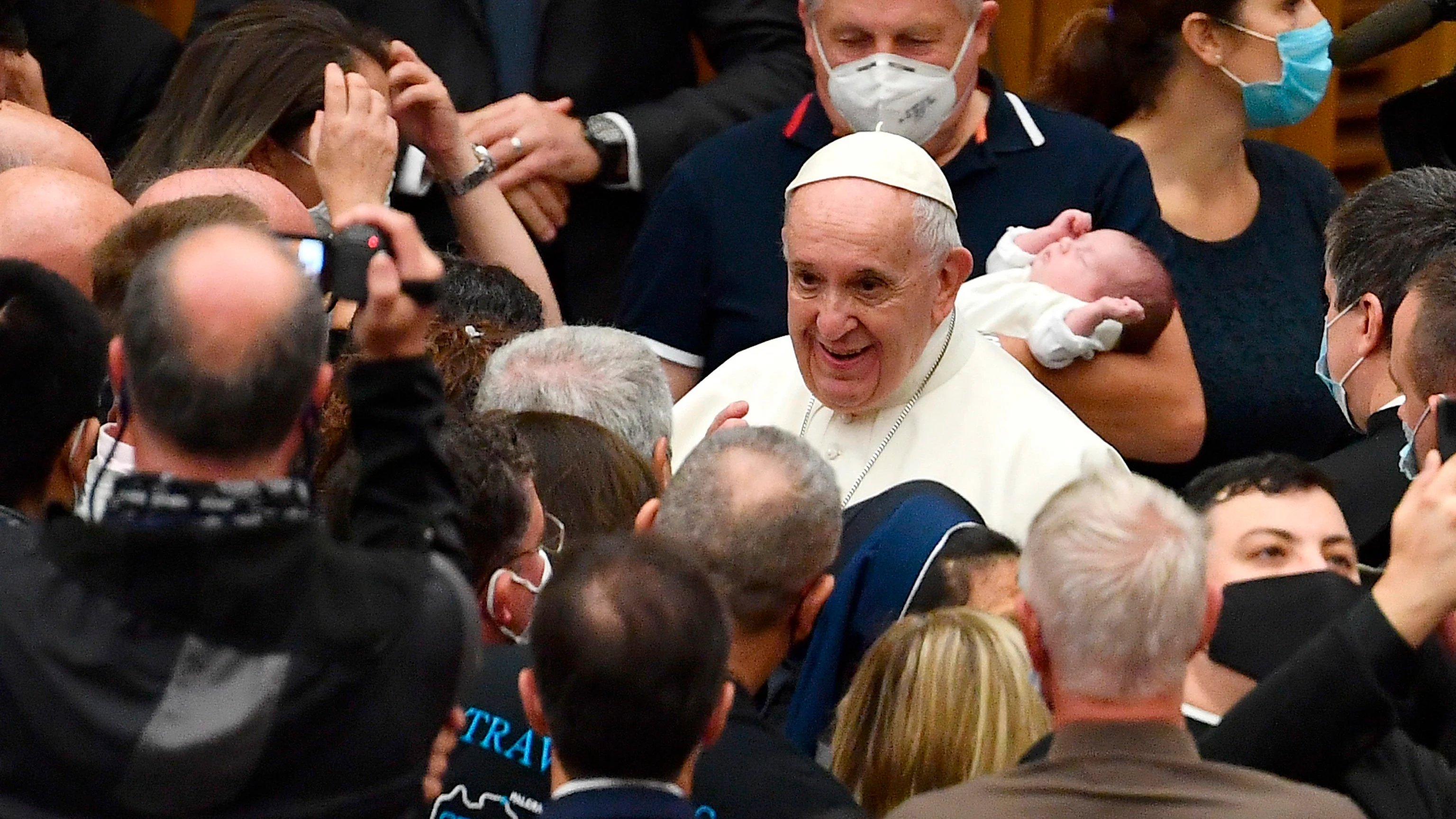 El papa Francisco saluda a su llegada a la Audiencia general del miércoles en el aula Paul VI