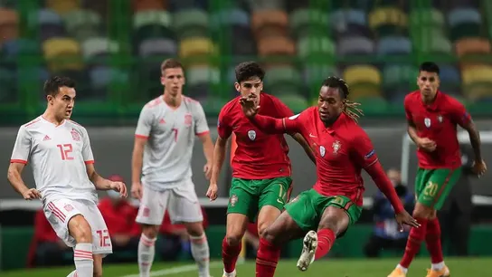 Los jugadores portugueses intentan frenar un pase de Reguilón Los jugadores portugueses intentan frenar un pase de Reguilón