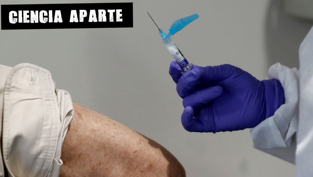 Un adulto recibe la vacuna de la gripe, este lunes en Pamplona
