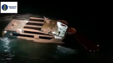 El momento en el que un ferry queda varado en el agua tras chocar contra un islote entre Ibiza y Formentera