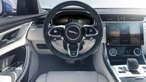 El XF cuenta con un interior renovado, donde destaca su pantalla curva de 11 pulgadas Jaguar XF 2021