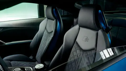 Los asientos, tapizados en negro, tienen remates en rojo o azul Audi TT S Line Competition Plus