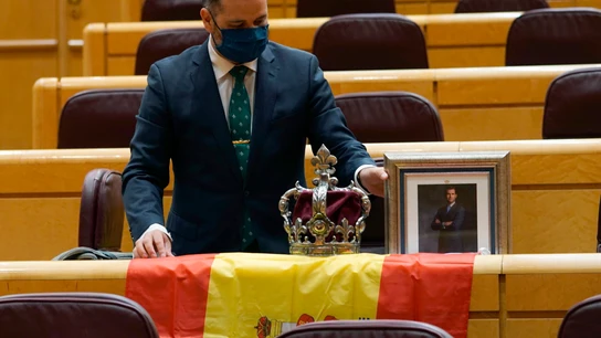 El senador del PP David Muñoz coloca la foto del rey en el Senado El senador del PP David Muñoz coloca la foto del rey en el Senado