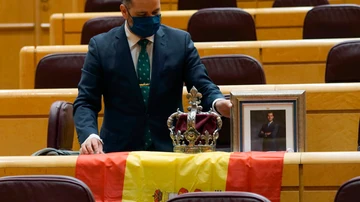 El senador del PP David Muñoz coloca la foto del rey en el Senado