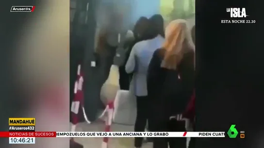 El conserje de un instituto levanta la polémica al tomar la temperatura a los alumnos con la mano El conserje de un instituto levanta la polémica al tomar la temperatura a los alumnos con la mano