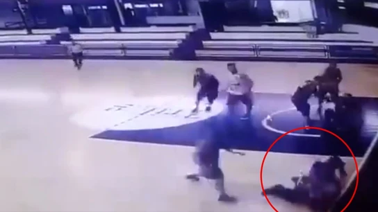 Agresión a un árbitro en un partido de baloncesto Un jugador se enzarzó a puñetazos con el colegiado por no estar de acuerdo con una falta