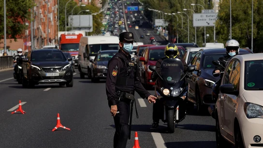 Un agente controla la movilidad en la salida de Madrid (Archivo) Un agente controla la movilidad en la salida de Madrid (Archivo)