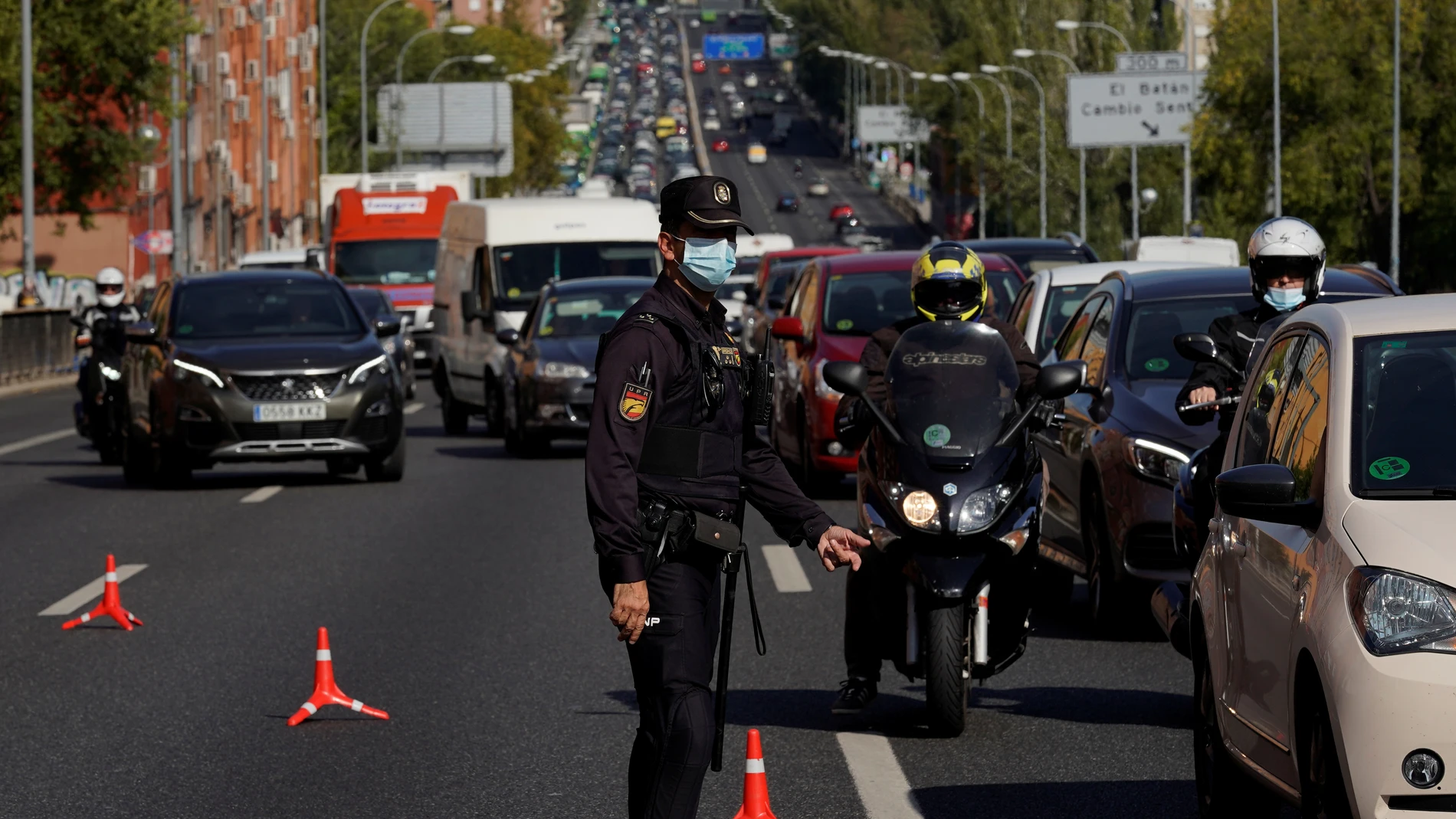 Un agente controla la movilidad en la salida de Madrid (Archivo)