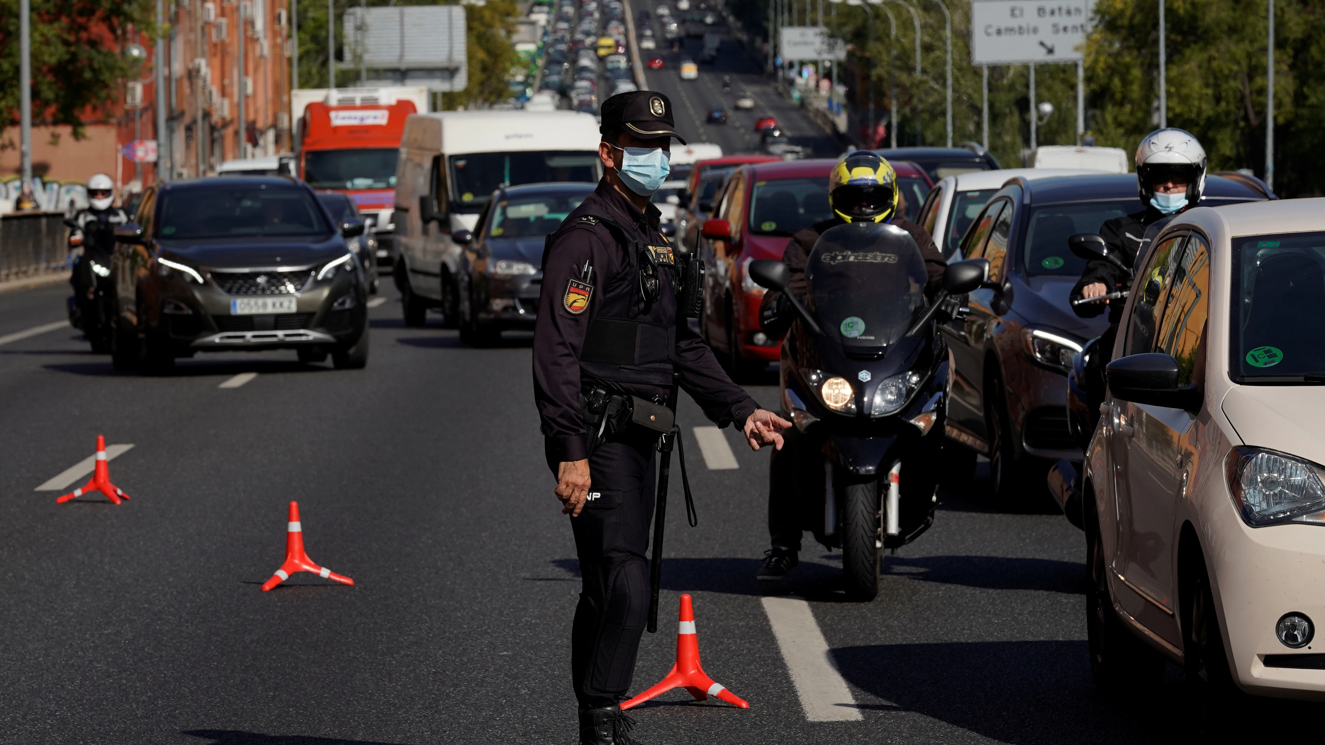 Un agente controla la movilidad en la salida de Madrid (Archivo)