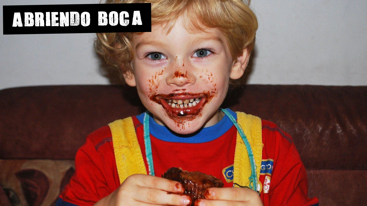 Un niño comiendo tarta