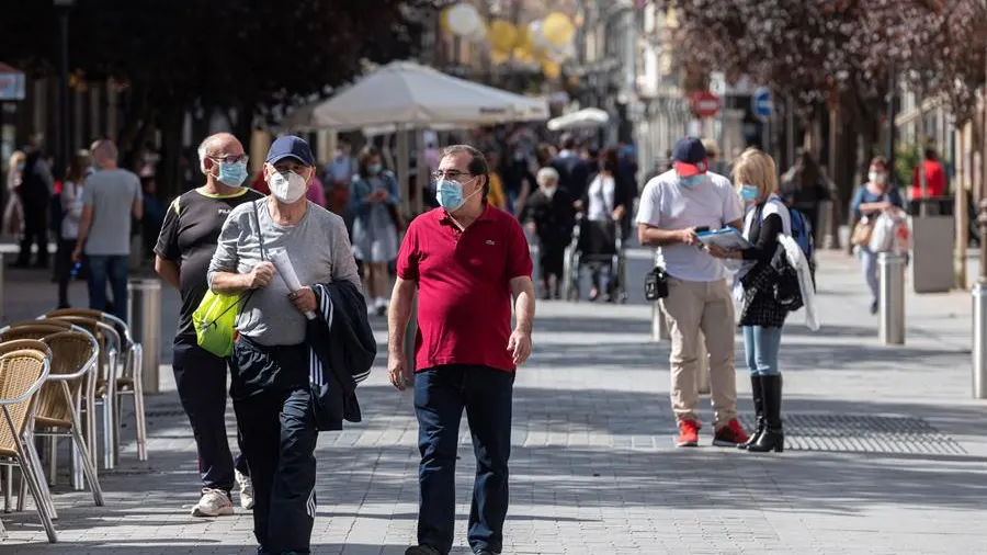 Personas con mascarilla pasean en Alcalá de Henares