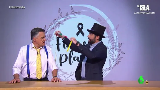 Dani Mateo le 'prepara' a El Gran Wyoming su funeral cogiendo ideas de los velatorios más surrealistas del mundo Dani Mateo le 'prepara' a El Gran Wyoming su funeral cogiendo ideas de los velatorios más surrealistas del mundo