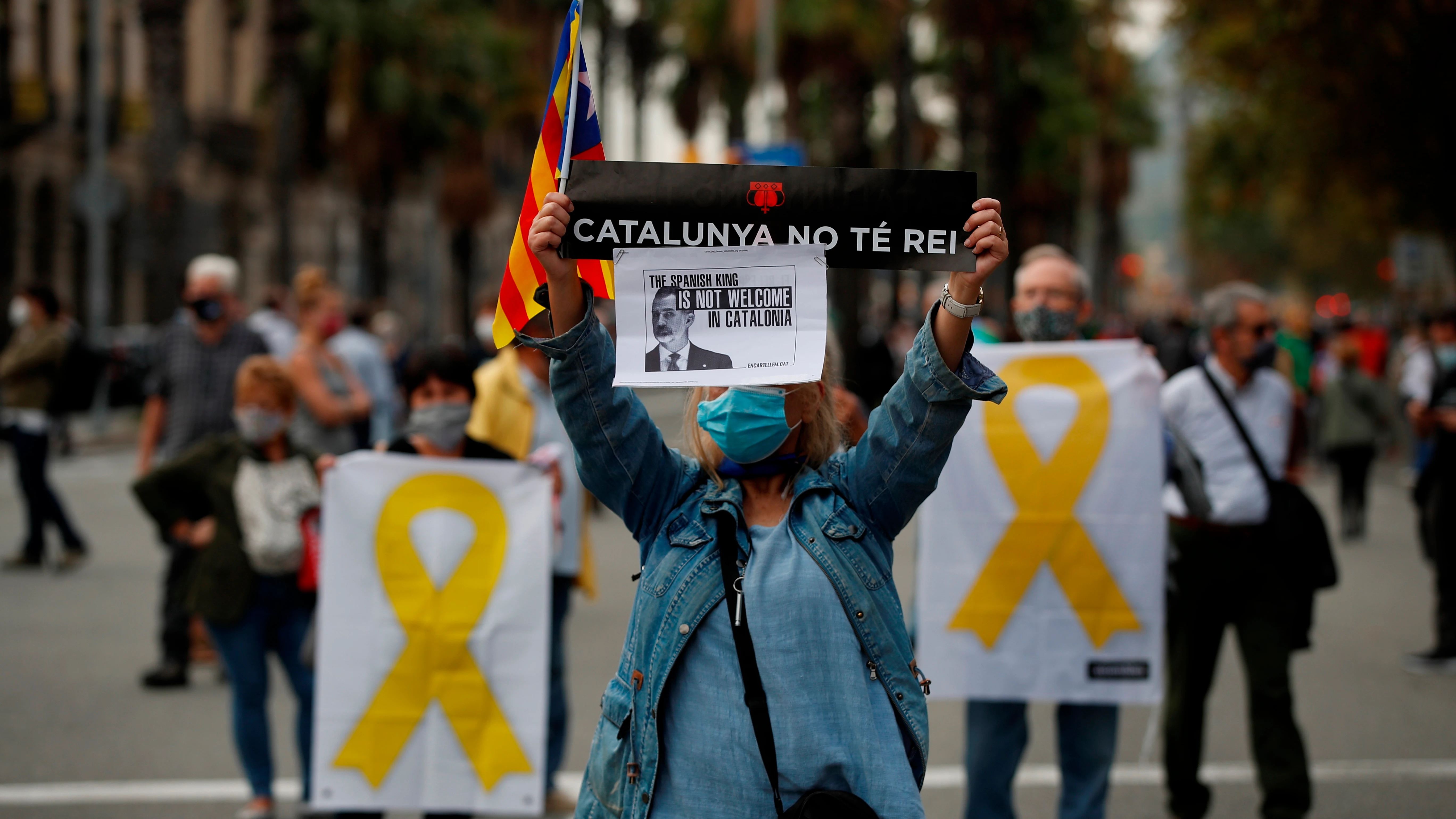 Manifestantes de organizaciones independentistas se han concentrado este viernes ante la estación de Francia de Barcelona