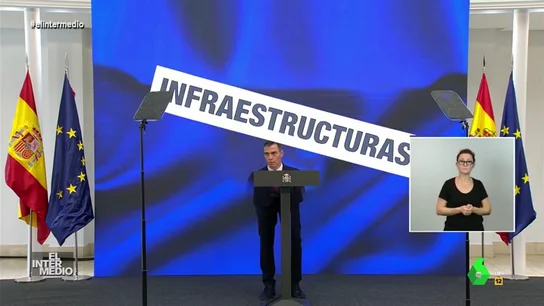Vídeo manipulado - El susto de Pedro Sánchez cuando se le cae encima un cartel durante un discurso Vídeo manipulado - El susto de Pedro Sánchez cuando se le cae encima un cartel durante un discurso