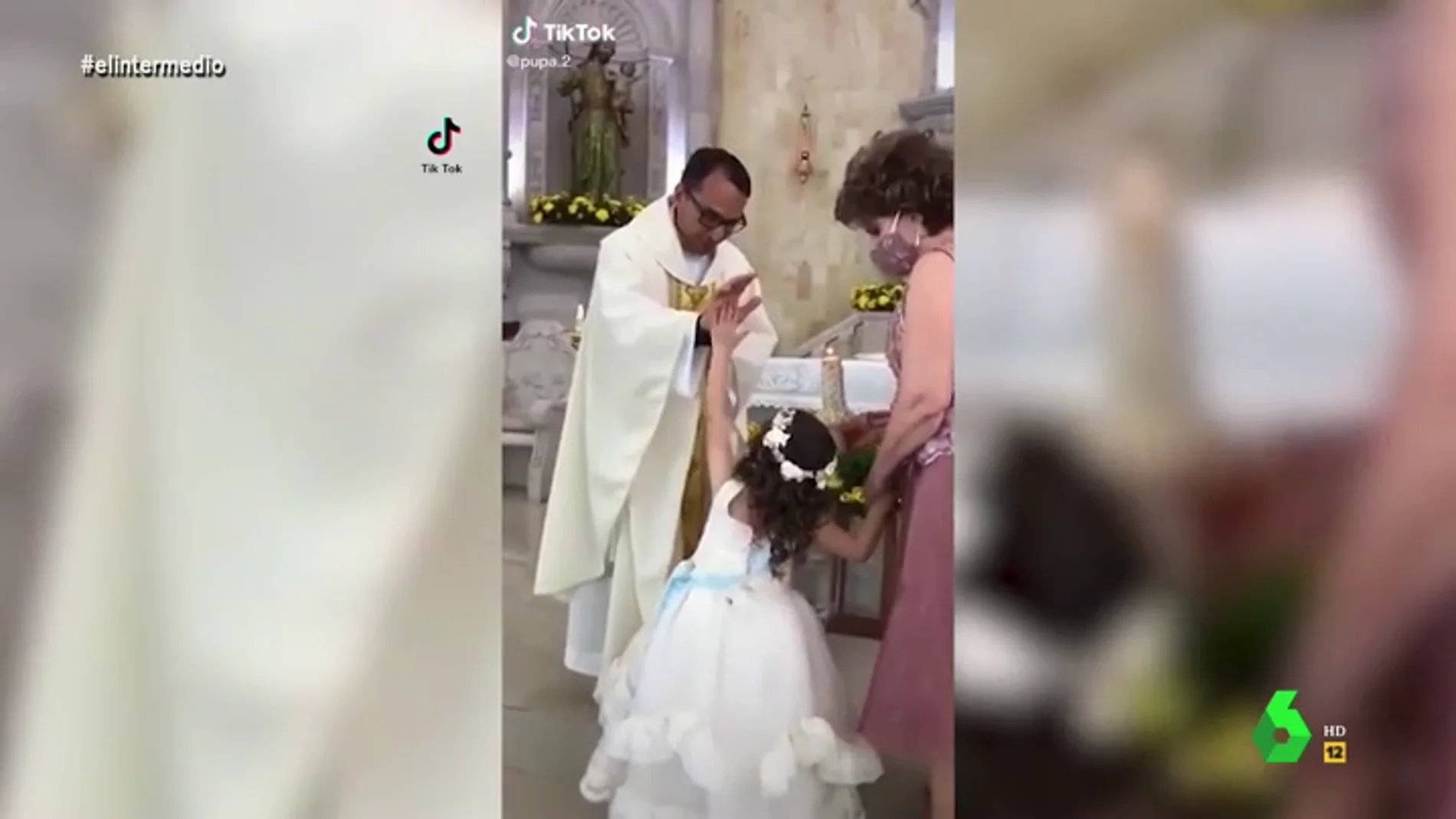 La reacción viral de una niña chocando los cinco a un cura que la intenta bendecir en plena misa