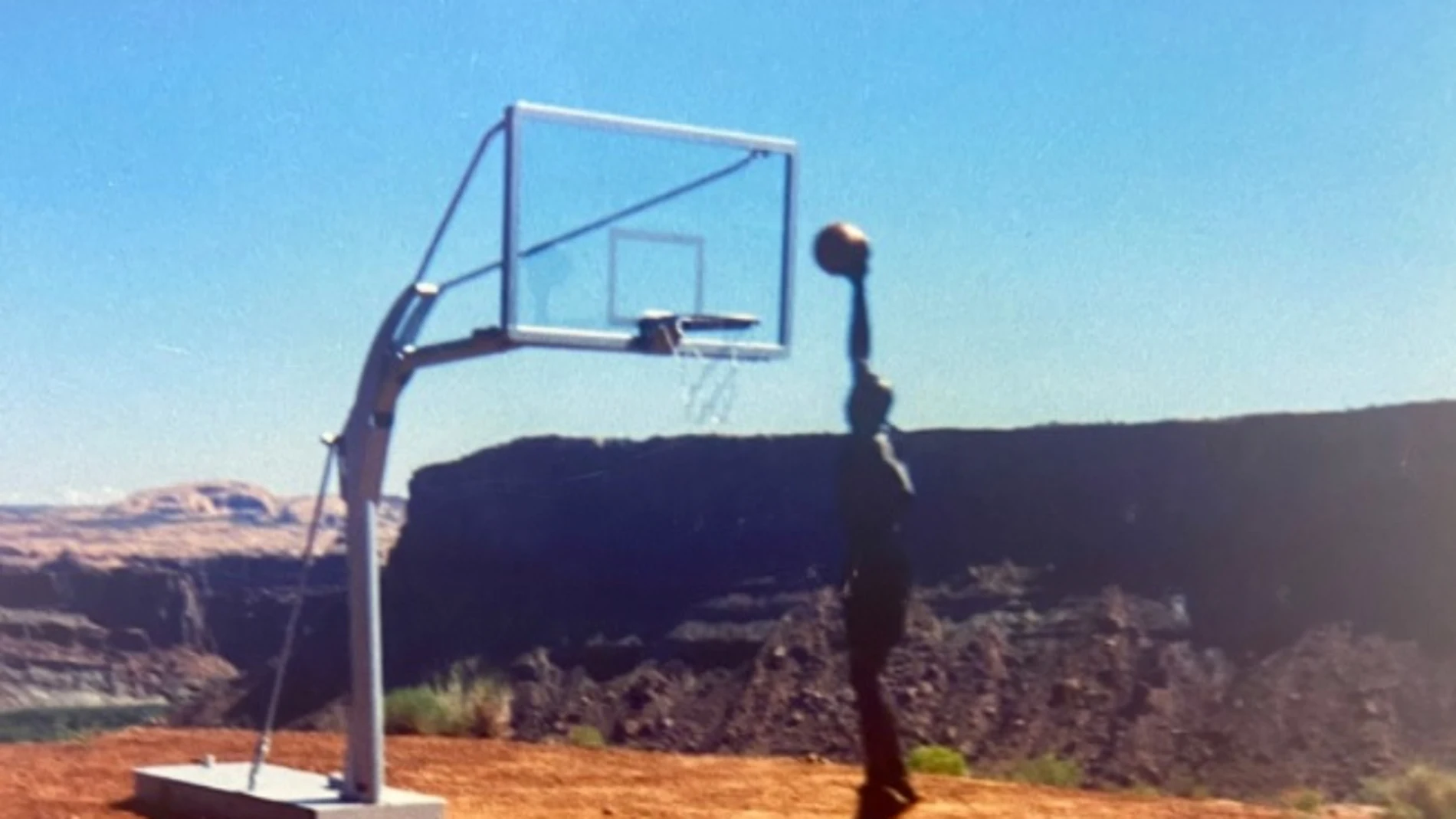 Michael Jordan, haciendo un mate en el desierto